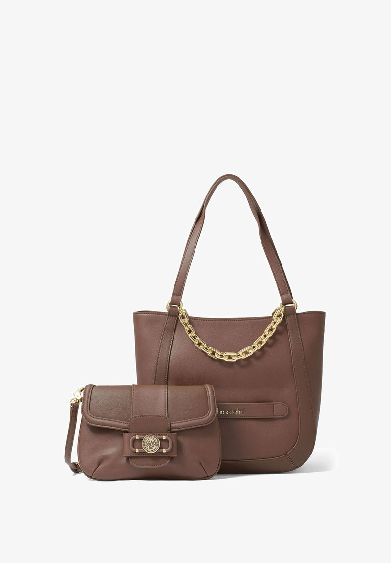 Ensemble de sacs à main en cuir marron comprenant un grand tote avec des accents en chaîne et une petite pochette avec un fermoir décoratif. Texture douce, design minimaliste.