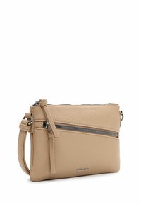 Beige läder crossbody-väska med en texturerad yta, med en framfick med dragkedja och justerbar rem. Inkluderar silverfärgade detaljer.