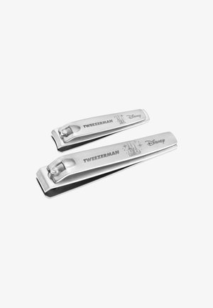 Twee metalen nagelknippers, één groot en één klein, beide gegraveerd met de logo's van "Tweezerman" en "Disney" en een kasteelontwerp.