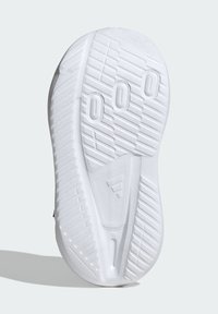 Suola di sneaker bianca in gomma texturizzata, con motivo a spina di pesce, dettagli in rilievo e numeri "000" integrati nel design.