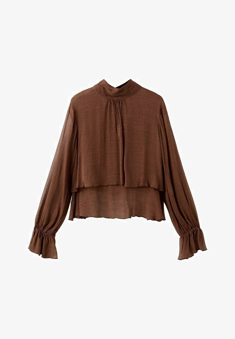 Hnědá halenka s dlouhým rukávem a vysokým límcem, s plisovaným předním dílem, vrstveným lemem a řasenými manžetami z lehké texturované látky.