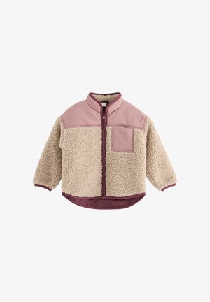 Fleecejakke med beige krop, lyserøde accenter på skuldre og lommer, lynlås foran og rundet kant. Tekstureret overflade for varme.