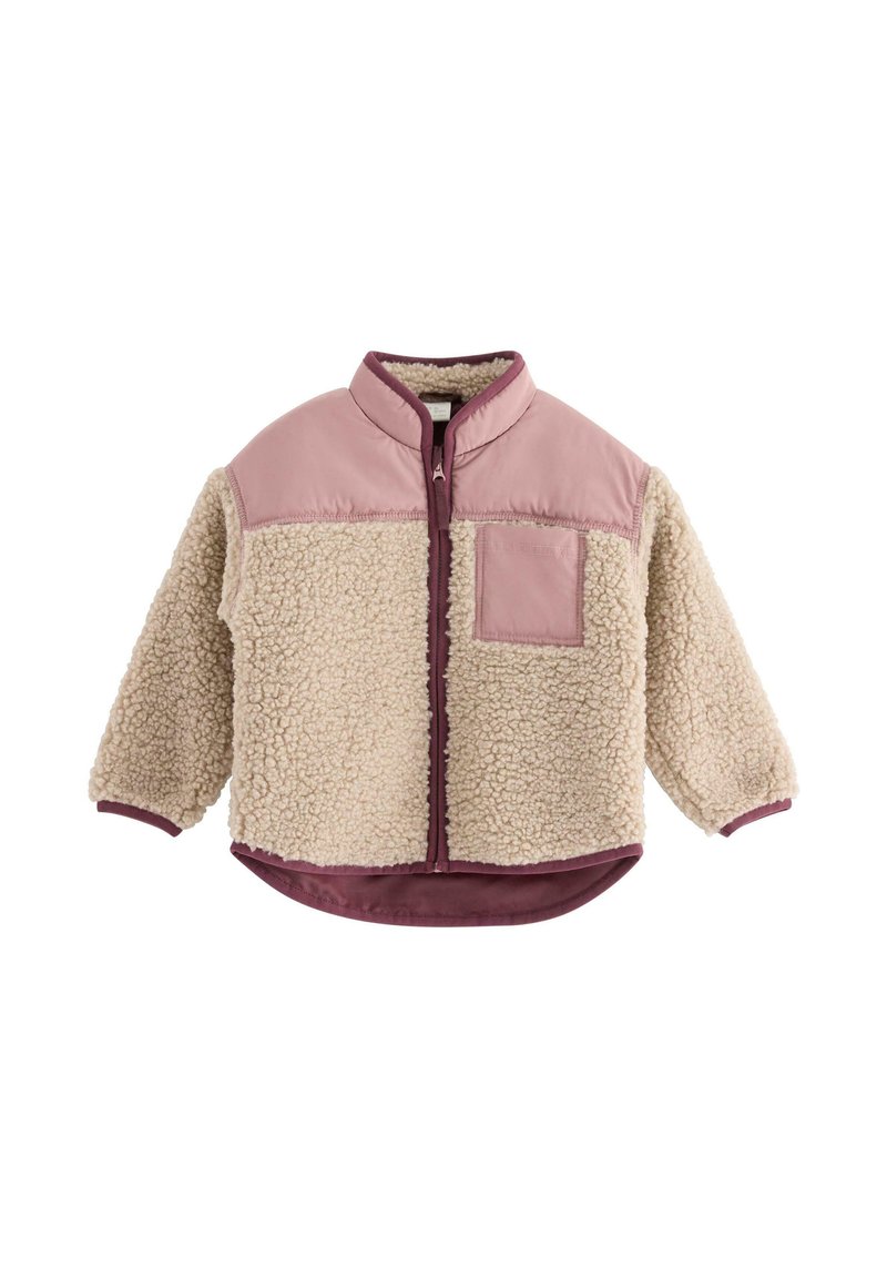 Kurtka z polaru z beżowym korpusem, różowymi akcentami na ramionach i kieszeniach, zamkiem błyskawicznym z przodu oraz zaokrąglonym dołem. Teksturowana powierzchnia zapewniająca ciepło.
