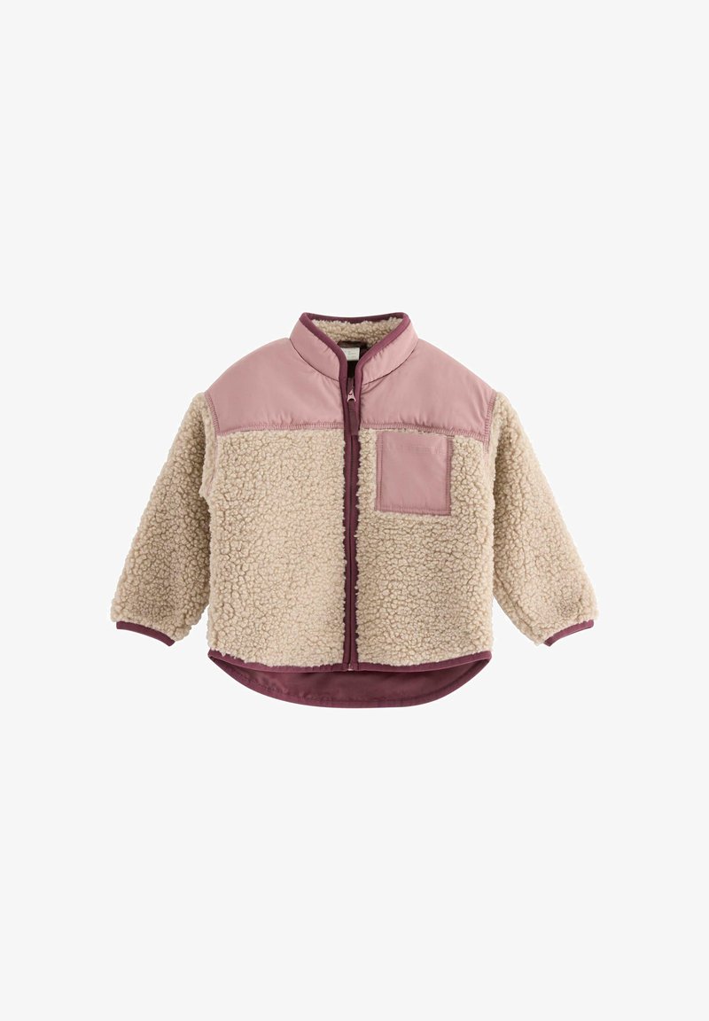 Kurtka z polaru z beżowym korpusem, różowymi akcentami na ramionach i kieszeniach, zamkiem błyskawicznym z przodu oraz zaokrąglonym dołem. Teksturowana powierzchnia zapewniająca ciepło.