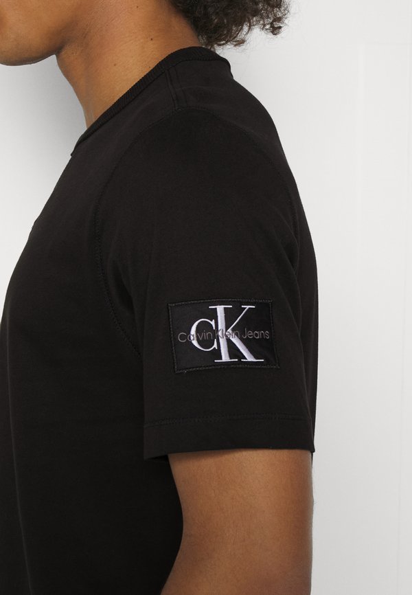 BADGE REGULAR TEE - Basic T-shirt3