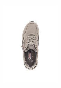 Grijze suède sneaker met een vetersluiting, ritsdetail aan de zijkant en een gestructureerde rubberen zool. Zachte binnenvoering zichtbaar.