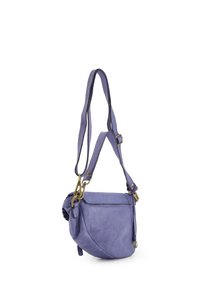 Lila Lederhandtasche mit runder Form, verstellbarem Schulterriemen, goldenen Hardware-Akzenten und strukturiertem Oberflächenfinish. Verfügt über ein Reißverschlussfach.