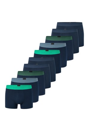 Negen paar marineblauwe herenshorts met taillebanden in verschillende tinten groen, blauw en donkerblauw, gerangschikt in een diagonale lijn.