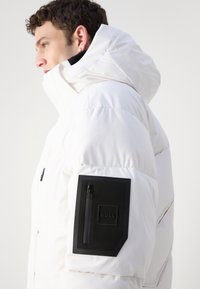 BOSS TROMS  - Geacă cu puf - white