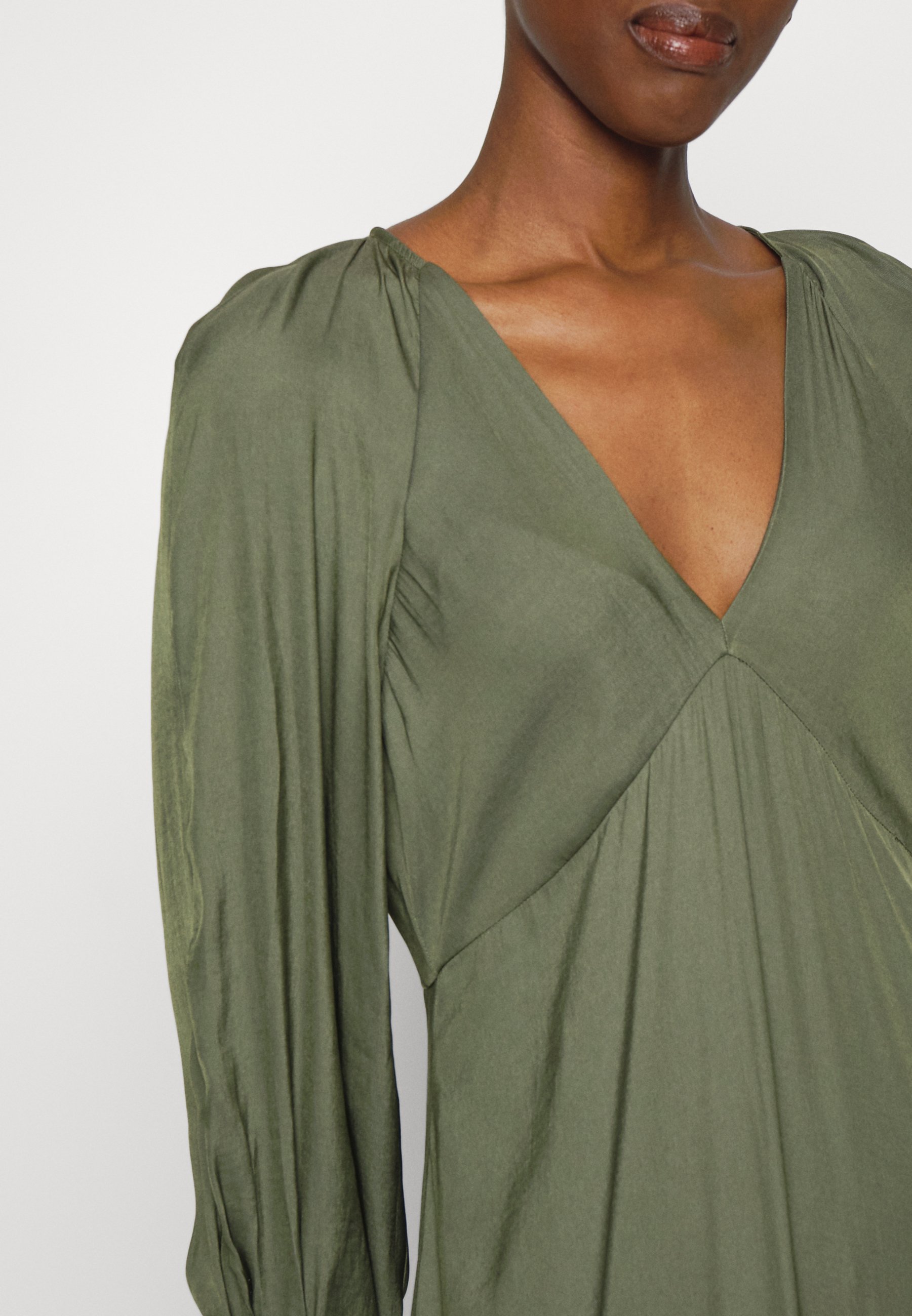 Banana Republic DEEP FLOUNCE SOLID - Maxi-jurk - flight jacket/groen -  Zalando.nl