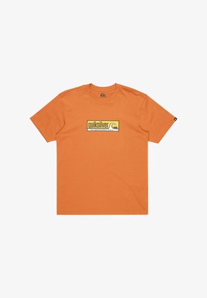 Kortärmad orange t-shirt i bomull med en rektangulär svart och gul logotyp på framsidan som har stiliserad text och en vågillustration.