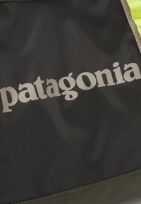 Patagonia HOLE TOTE UNISEX - Torbica - pine needle green