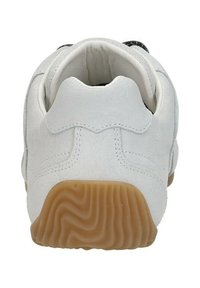 Witte suède sneaker met een gebogen achterkant, een gestructureerde gumrubberen zool en minimale details. Zachte binnenvoering zichtbaar.