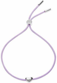 Braccialetto intrecciato viola con un piccolo pendente a forma di cuore in argento e estremità regolabili in argento, progettato per una vestibilità aderente.