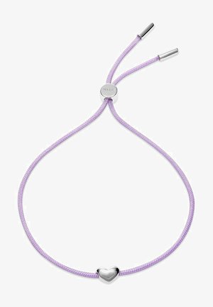 Braccialetto intrecciato viola con un piccolo pendente a forma di cuore in argento e estremità regolabili in argento, progettato per una vestibilità aderente.