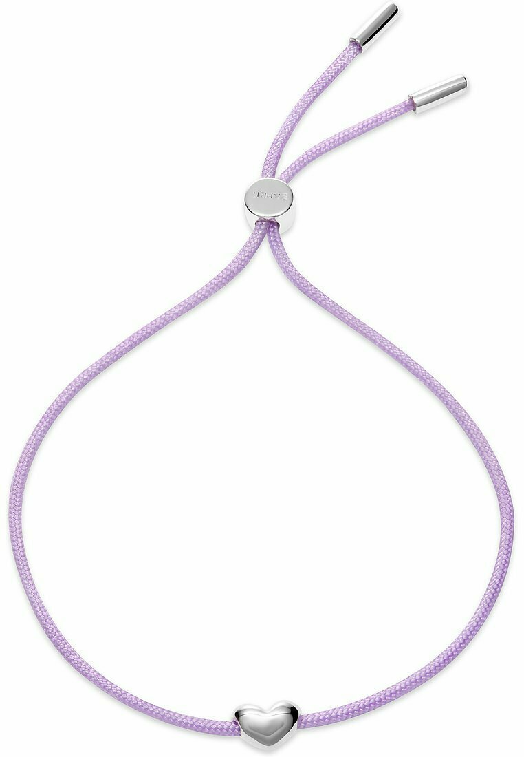 Braccialetto intrecciato viola con un piccolo pendente a forma di cuore in argento e estremità regolabili in argento, progettato per una vestibilità aderente.