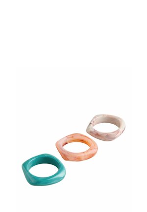 Drei marmorierte, quadratische Harzringe in Türkis, Pfirsich und Hellrosa, diagonal auf weißem Hintergrund angeordnet.