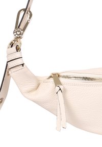 Borsa in pelle di colore crema con una finitura testurizzata. Caratterizzata da una cerniera e hardware in tono dorato, tracolla regolabile con dettagli in nero.
