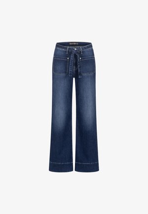 Dunkelblaue Jeans mit weitem Bein, vorderen aufgesetzten Taschen und einem passenden Stoffgürtel, der in der Taille gebunden ist.