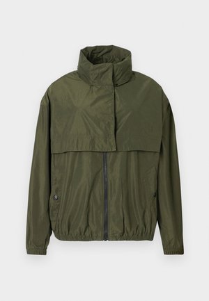 Olive rohelise värvi tuulebreak jakk kõrgema kraega, esise joonimise sulgemisega, elastsete mansettide ja taljega, millel on mitmekihiline disain ja sile tekstuur.