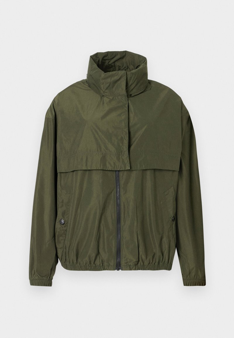 Olivgrüne Windjacke mit hohem Kragen, Reißverschluss vorne, elastischen Bündchen und Taille, mit einem geschichteten Design und glatter Textur.