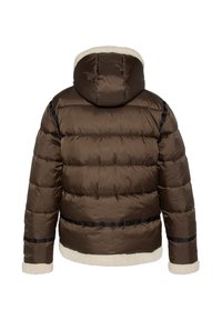Brun polstret jakke med en hætte foret med falsk pels. Har en glat overflade, vandret syninger og sorte accenter langs siderne.