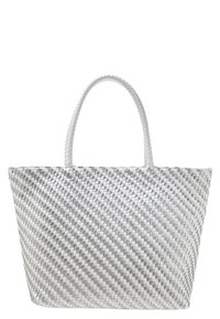 Sac fourre-tout tissé en blanc et gris clair, présentant une forme rectangulaire, deux poignées et un motif texturé. Conception durable et spacieuse.