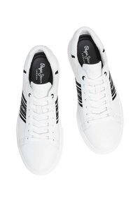 Bijele tenisice od sintetičkog materijala, s crnim prugama i vezicama. Glatka tekstura i dizajn s okruglim prstom. Logo na unutrašnjem ulošku.