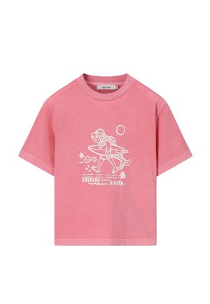 T-shirt rose à manches courtes avec un graphisme blanc d'un poisson marchant portant une planche de surf, le soleil, une étoile, un coquillage et le texte « SARDINE SIESTA ».