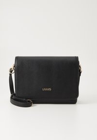 Sac bandoulière en cuir noir avec rabat, détail en logo doré, sangle réglable et texture lisse. Design compact rectangulaire.