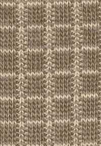 Tkany materiał o teksturze w odcieniach beżu z kratkowanym wzorem, z różnymi wysokościami ściegów, tworzącymi subtelny efekt trójwymiarowości.