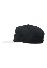 Svart baseballcap med hvit skjerm, med broderi foran, seks ventilasjonshull og flat krone.
