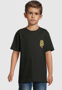 Sort bomulds t-shirt med korte ærmer, med et gult isgrafik på venstre bryst. Afslappet pasform, robust stof og enkelt design.