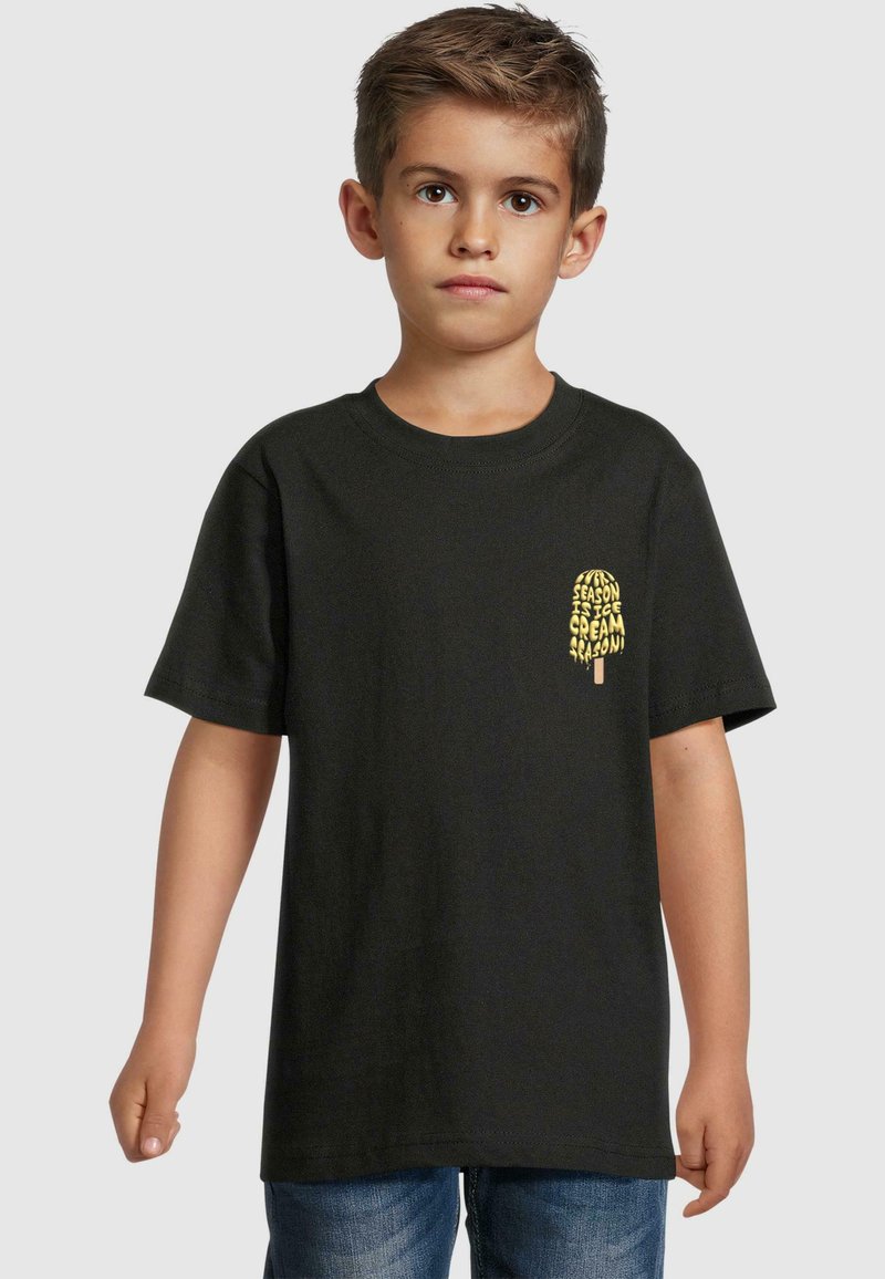 Sort bomulds t-shirt med korte ærmer, med et gult isgrafik på venstre bryst. Afslappet pasform, robust stof og enkelt design.