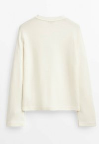 Pull en tricot côtelé de couleur crème, à manches longues, avec un col rond simple, montré de dos sur un fond blanc uni.