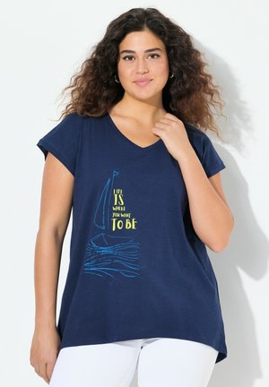 Marineblaue T-Shirt mit V-Ausschnitt und kurzen Ärmeln, ausgestattet mit einer gelben und blauen Grafik eines Segelboots und dem Text "Das Leben ist dort, wo du sein möchtest."