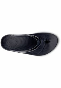 Musta kumi flip-flop, jossa on teksturoitu pohja, T-nauhamallinen muotoilu ja sileät kiiltävät yksityiskohdat. Pohjassa on viistokuvio liukastumisen estämiseksi.