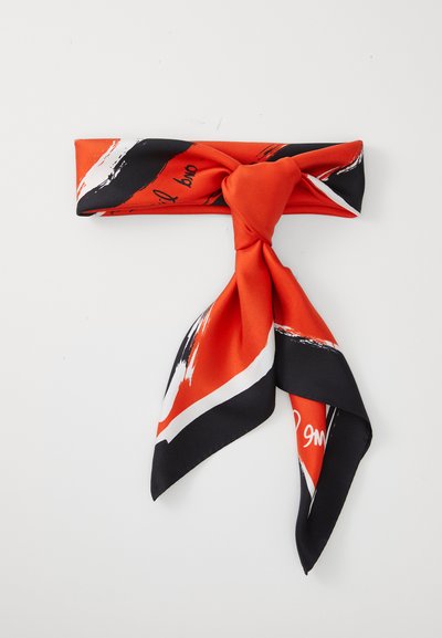 Écharpe en soie rouge et noire avec un design noué, présentant des motifs de coups de pinceau blancs et des éléments de texte le long des bords.