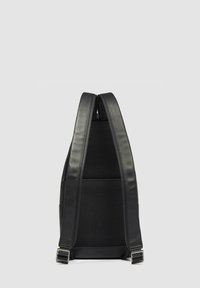 Mochila negra con cuerpo de cuero liso, respaldo acolchado de malla, correas ajustables y detalles en hardware plateado, con un diseño elegante y minimalista.