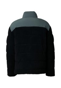 Vattert jakke med svart fleece i kroppen og en kontrasterende øvre seksjon i teal. Høy krage og horisontale sømmer over hele jakken.