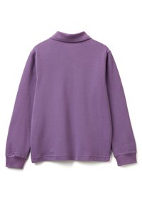 Lila Sweatshirt mit Kragen, langen Ärmel und gerippten Bündchen. Die Stoffstruktur wirkt weich und leicht strukturiert. Keine sichtbaren Muster.