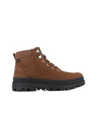 Bottines en suede marron avec œillets métalliques et semelle en caoutchouc noir, présentant un profil robuste et un détail logo sur le côté.