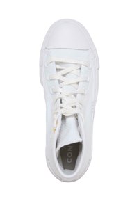 Hvit høy-topp sneakers med teksturert stoffoverdel, flate hvite snørebånd, gummihælbeskyttelse og merkevare på det indre fôret.