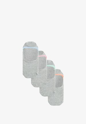 Čtyři páry šedých ponožek typu no-show, každý pár s jiným pastelovým lemováním: modrým, růžovým, zeleným a oranžovým.