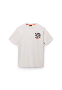 Lys beige bomulds T-shirt med rund hals, med sort og orange tekst: "NAPA Pijri Après Ski 1987" på venstre bryst.