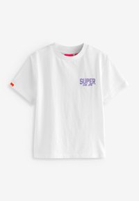 Hvid bomulds-t-shirt med korteærmer, der har lilla teksten "SUPER DRY.JPN" på brystet og en rød logo-detalje på ærmet.