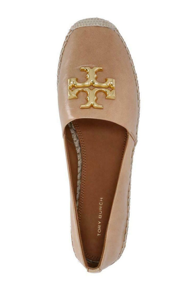 Beige Leder-Espadrille mit goldfarbener Logo-Akzentuierung, geschlossenem Rücken, gewebter Jutesohle und strukturiertem Rand. Das Innere verfügt über ein braunes Futter.
