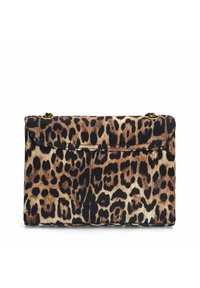 Leopardprint clutch met een omvouwbare klep, gemaakt van stof, met accentstukken van goudkleurig hardware en een soepele textuur.