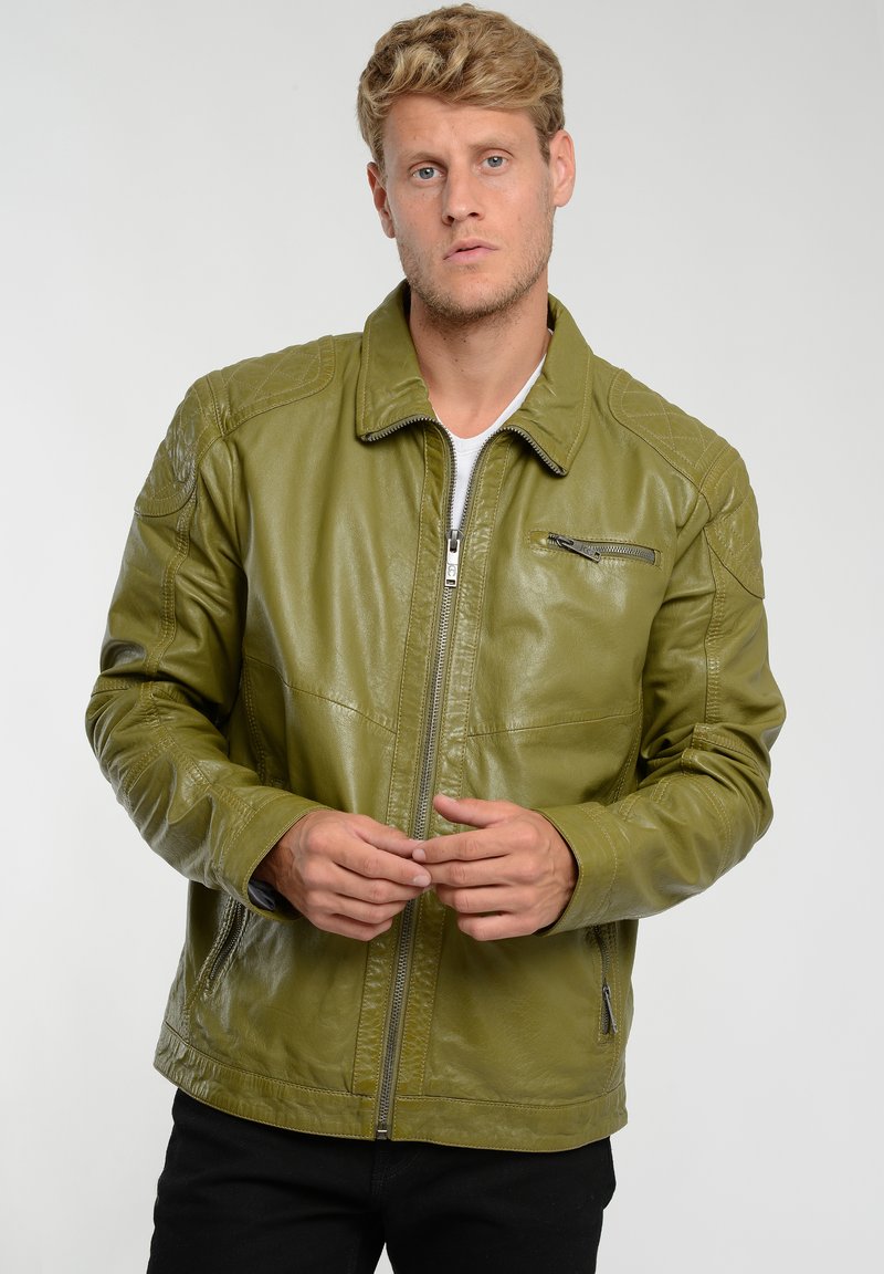 Olivgrüne Lederjacke mit einem Reißverschluss vorne, flachem Kragen und gesteppten Schulterdetails. Verfügt über eine mit Reißverschluss versehenen Brusttasche und eine glatte Textur.