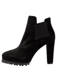 Černé semišové kotníkové boty s vysokým blokovým podpatkem, gumovou podrážkou, elastickým bočním panelem a ozdobnými hřebíčky na zadní straně.